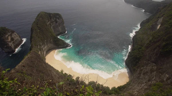 Klippig klippa med strand i havet. Karang Dawa. — Stockfoto