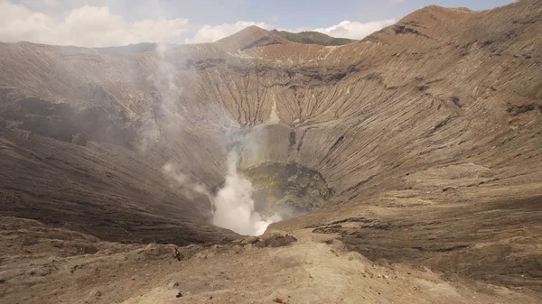 Aktywny wulkan z kraterem. Gunung Bromo, Jawa, Indonezja. — Zdjęcie stockowe