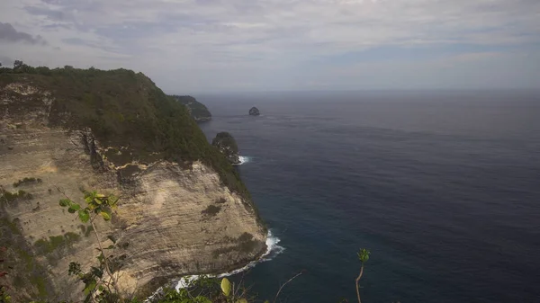 Útesy, moře a vlny na Nusa Penida, Bali, Indonésie — Stock fotografie