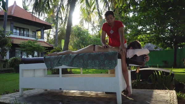 Mujer haciendo masaje a chica en asia. Bali,Indonesia. — Foto de Stock