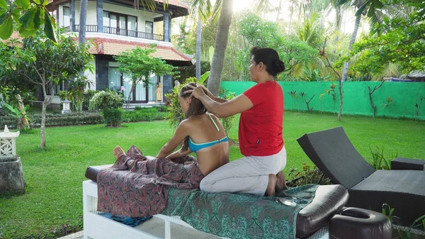 Mujer haciendo masaje a chica en asia. Bali,Indonesia. — Foto de Stock