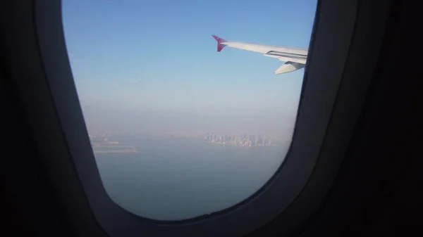 Vista desde una ventana de avión.Manila, Filipinas . — Foto de Stock