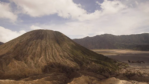 Volcán con cráter. Jawa, Indonesia . — Foto de Stock