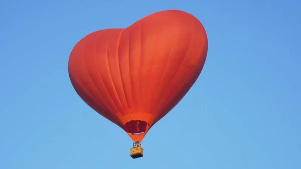 Hőlégballon az égen. — Stock Fotó