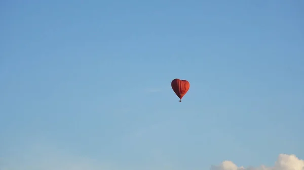 Varmluftsballong på himlen. — Stockfoto