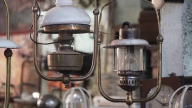 Gölge ile antika lamba.