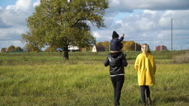 Parkta bir yürüyüş üzerinde genç aile.