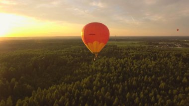 Sıcak hava balonu bir alanın üzerinde gökyüzünde.