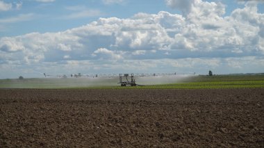 Tarım arazisindeki sulama sistemi.