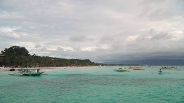 güzel bir plaj tropikal adada.