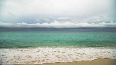 Güzel plaj fırtınalı havalarda tropik adada. Boracay Adası Filipinler.