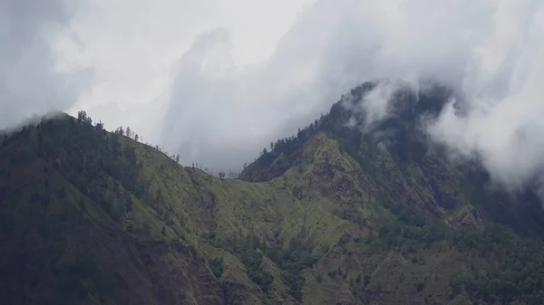 Berge in den Wolken. bali, indonesien. — Stockfoto