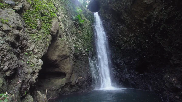 Schöner tropischer Wasserfall. Bali, Indonesien. — Stockfoto