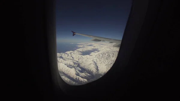 Θέα από το παράθυρο του αεροπλάνου στα βουνά. — Φωτογραφία Αρχείου
