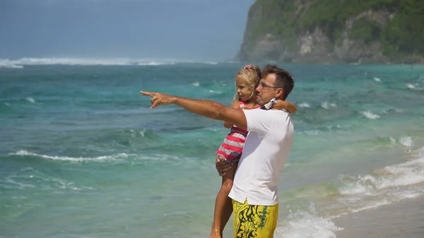 父亲与女儿在海滩的孩子. — 图库照片