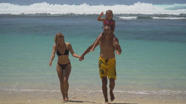 Família com criança na praia. — Fotografia de Stock