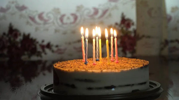 Születésnapi torta gyertyával. — Stock Fotó