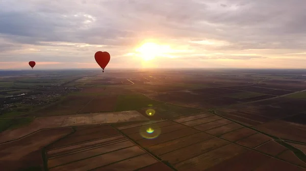 空中热气球在田野上空. — 图库照片