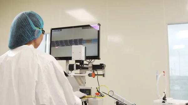 Laboratorieassistent i laboratoriet för vetenskaplig utrustning. — Stockfoto