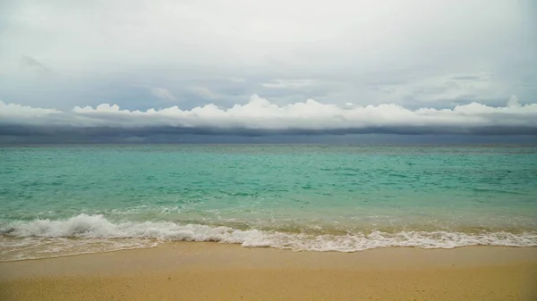 Nádherná pláž na tropickém ostrově v bouřlivé počasí. Boracay island Filipíny. — Stock fotografie