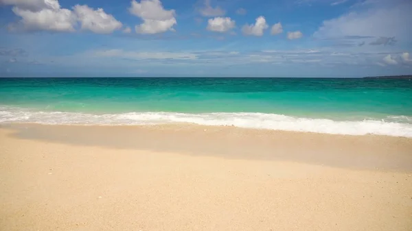 Hermosa playa en isla tropical . — Foto de Stock