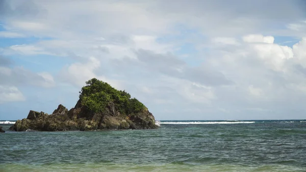 Praia tropical, céu azul, nuvens. Catanduanes, Filipinas . — Fotografia de Stock