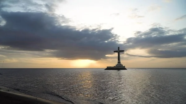 Krzyż katolicki w morzu. — Zdjęcie stockowe