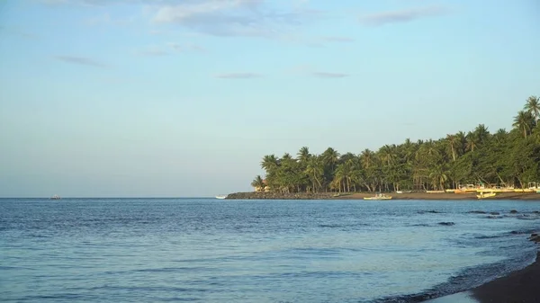 Spiaggia sull'isola tropicale . — Foto Stock