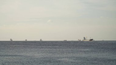 Kargo gemileri denizde demir attı. Filipinler, Manila.