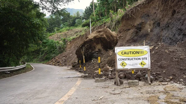 Erdrutsch auf der Bergstrasse.. Camiguin Insel Philippinen. — Stockfoto