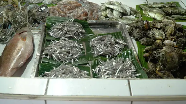 Mariscos en el mercado asiático. — Foto de Stock