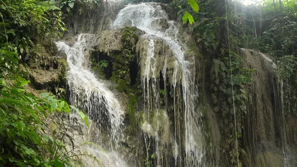 Wunderschöner tropischer Wasserfall. philippinische cebu-insel. — Stockfoto