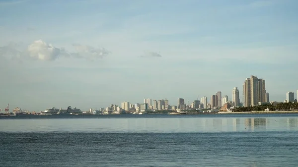 Ciudad con rascacielos y edificios. Filipinas, Manila, Makati . — Foto de Stock