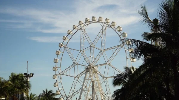 Rueda de la fortuna en un parque de atracciones. — Foto de Stock