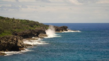 Kayalık plaj tropikal bir adada. Filipinler, Siargao.