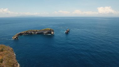 Nusa Penida, Bali, Endonezya 'da kayalıklar, deniz ve dalgalar