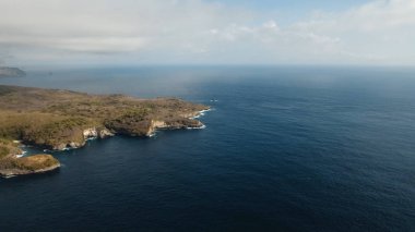 Deniz manzarası kayalıklarla, deniz ve dalgalar Nusa Penida, Bali, Endonezya