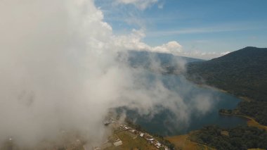 Dağlarda göl, Bali adası, Endonezya.