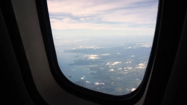 Vue depuis une fenêtre d'avion sur l'océan. — Photo