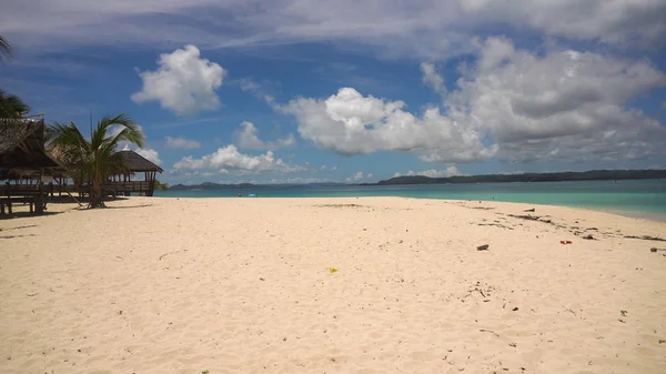 Bella spiaggia sull'isola tropicale. Isola di Daco, Filippine, Siargao . — Foto Stock