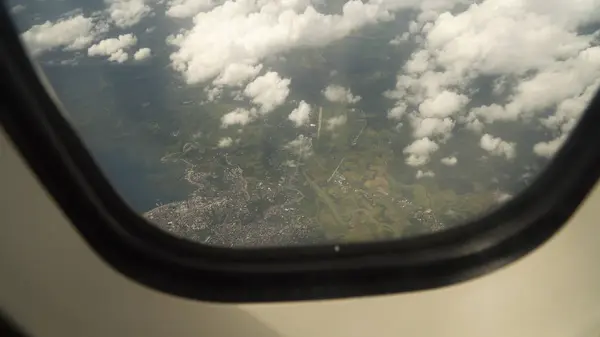 Vista desde una ventana de avión en el océano. — Foto de Stock