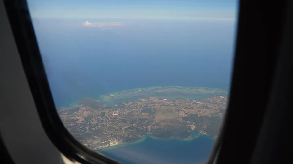 Widok z okna samolotu na ocean. — Zdjęcie stockowe