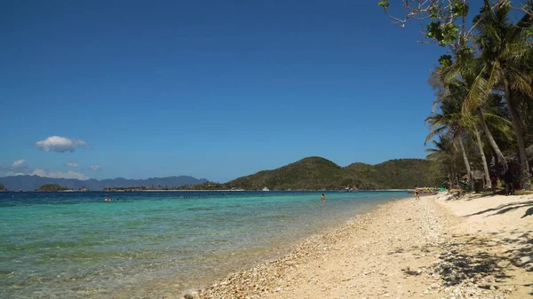 美丽的海滩上的热带岛屿 Malcapuya。菲律宾. — 图库照片