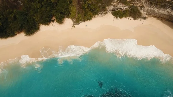 Denizde sahili olan kayalık bir uçurum. Karang Dawa.