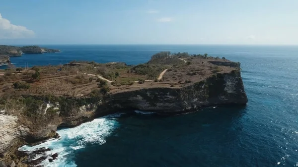 海の崖、海、ヌサ ・ ペニダ島、インドネシア ・ バリ島の波 — ストック写真