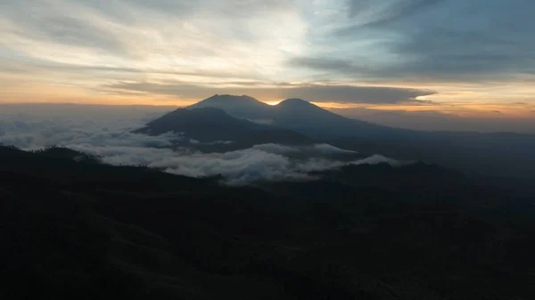 Berglandschaft mit Sonnenuntergang. jawa island, indonesien. — Stockfoto