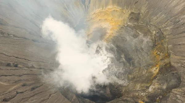 Aktywny wulkan z kraterem. Gunung Bromo, Jawa, Indonezja. — Zdjęcie stockowe