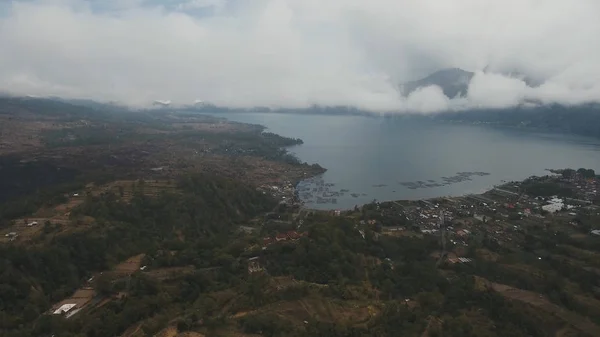 Lago nel cratere vulcanico. Batur, Bali — Foto Stock