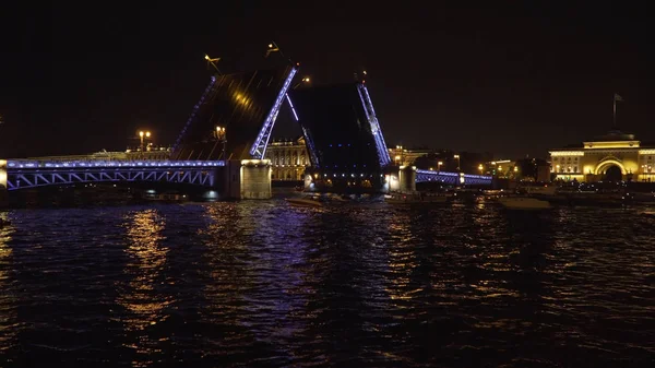 Puente con iluminación sobre el río por la noche — Foto de Stock