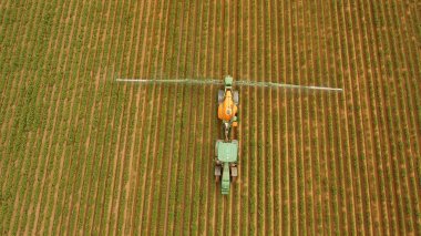 Traktör gübre tarlası püskürtüyor..